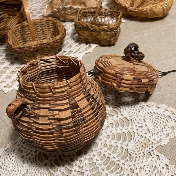12 Miniature Small Woven Baskets - Picture 6 of 16